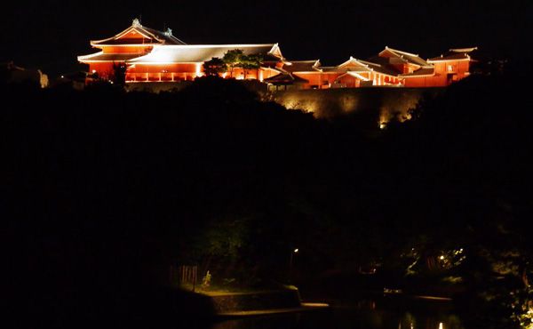 首里城ライトアップのベスト撮影スポットは龍潭池の前